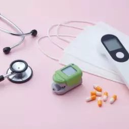 Úhrada zdravotní péče: kdo zdravotní služby platí a kdy může vzniknout doplatek?
