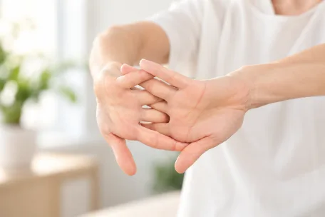 Protažení a křupání prstů ruky