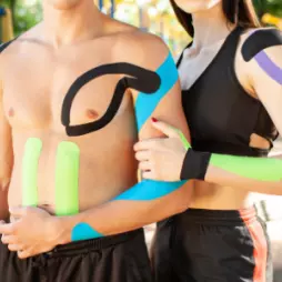 Terapii pomocí pružných samolepících pásek? Co je to vlastně Kinesiotaping?