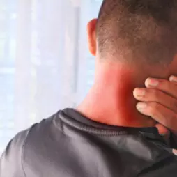 Jak si pomoci při akutní blokádě krční páteře – první pomoc a návod na cvičení