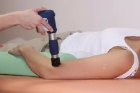 Aplikace radiální rázové vlny na rameno
