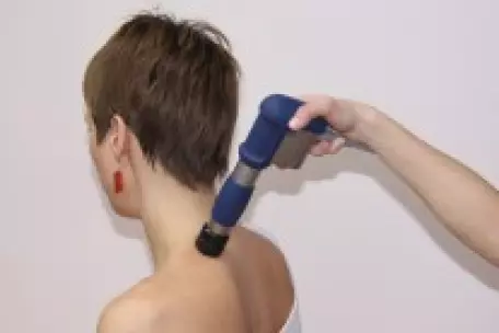 Aplikace radiální rázové vlny na šíji