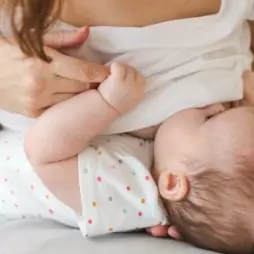 Výhody kojení: podrobný pohled na všechny přínosy kojení pro zdravý vývoj dítěte i pro zdraví maminky