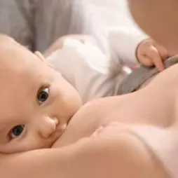 Techniky kojení pro novopečené maminky: Průvodce různými polohami a technikami pro zajištění pohodlného a efektivního kojení