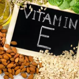 Vitamín E: Tajemství zdravé pokožky a pevných nehtů