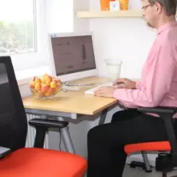 Proč tolik záleží na čem sedíme a jak si vybrat ideální ergonomickou židli?