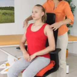 Odborné hodnocení zdravotních ergonomických židlí Adaptic z pohledu fyzioterapeutky Mgr. Ivy Bílkové, Cert. MDT