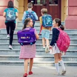 Batoh nebo aktovka? Jak vybrat školní tašku s ohledem na zdravý vývoj dítěte.
