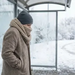 Schoulení vs. prokrvení: Proč držení těla v zimě ovlivní teplotu rukou?