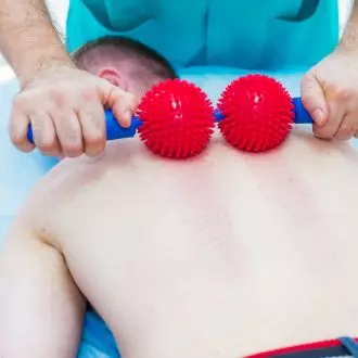 Cviky při bolestech hrudní páteře s pomůckou