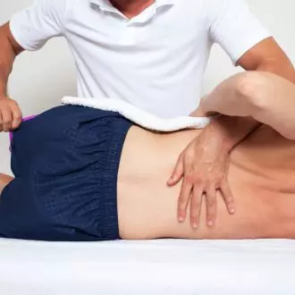 Cviky při bolestech bederní páteře s pomocí druhé osoby