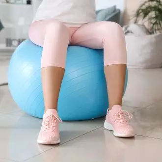 Cviky při bolestech bederní páteře s pomůckou