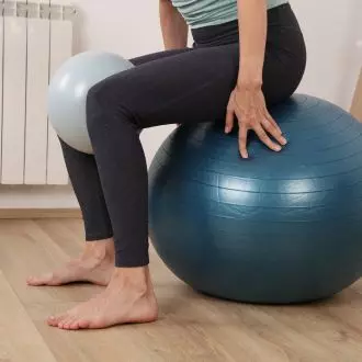 Cviky při bolestech kyčlí s pomůckou