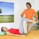 Fyzioterapeutická technika ulevující od bolesti v oblasti pánve a beder