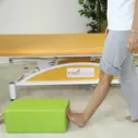Protažení lýtka a Achillovy šlachy - modifikace na schodu