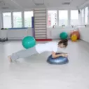 Cvičení pro posílení mezilopatkových svalů, paží a trupu