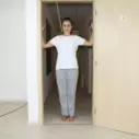 Protažení prsních svalů pomocí dveřních zárubní