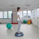 Cvičení na balanční podložce BOSU - podřep