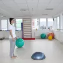 Cvičení na balanční podložce BOSU - výpad
