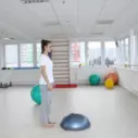 Stabilizace kolen i trupu - balanční nákrok na BOSU