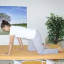 Napřímení páteře a lezení vpřed vkleče na všech čtyřech