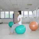 Otevření hrudního koše - cvičení na gymnastickém míči