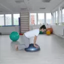 Cvičení na balanční podložce BOSU - zanožování na všech čyřech