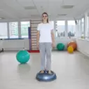 Cvičení na balanční podložce BOSU - stoj s rozpažením a rotací trupu