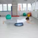 Cvičení na balanční podložce BOSU - letadlo