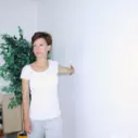 Uvolňující cvičení na ramenní pletenec - protažení prsních svalů u stěny