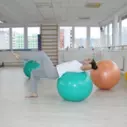 Posilování břicha a středu těla na gymnastickém míči