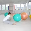 Protažení na gymnastickém míči - protažení svalů trupu a svalů na zadní straně nohou