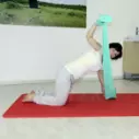 Posilovací guma Pilates Band - posilování mezilopatkových svalů a rotace páteře: letadlo