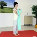 Posilovací guma Pilates Band - cvik na protažení přední strany předloktí