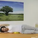 Posilování boční strany břicha na overballu