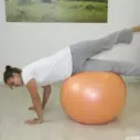 Cvičení na gymnastickém míči - nůžky