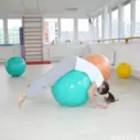 Cvičení na gymnastickém míči - napřimování páteře s oporou o horní a dolní končetinu křížem (se zúžením opory na dvě končetiny)