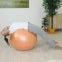 Cvičení na gymnastickém míči - protažení přední strany břicha, stehen a hrudníku