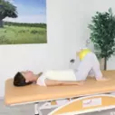 Přetáčení ze zad na břicho s polohovacím klínem