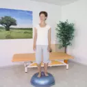 Korigovaný stoj na BOSU s pohyby horními končetinami