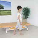 Chůze vzad - nášlap na špičku, důraz na propnutí kolenního kloubu
