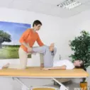 Cvičení na zvýšení rozsahu pohybu dolních končetin za pomoci terapeuta