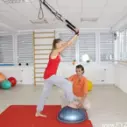 Cvičení na závěsném posilovacím systému - výpad vpřed
