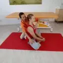 Jógová pozice motýla/ševce (baddha konasana)
