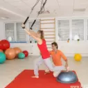Cvičení na závěsném posilovacím systému - výpad vzad