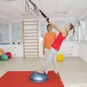 Cvičení na závěsném posilovacím systému - dřep