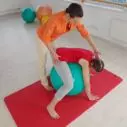 Cvičení na gymnastickém míči - ještěrka