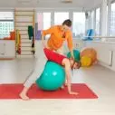 Cvičení na gymnastickém míči - kachna