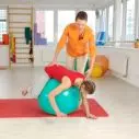 Cvičení na gymnastickém míči - Opilý medvěd