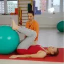 Cvičení na gymnastickém míči - uvolnění beder - přitažení a odtažení kolen